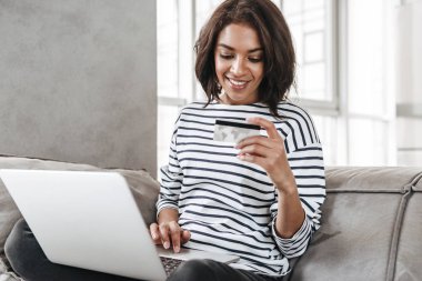 Çekici genç afro Amerikalı kadın