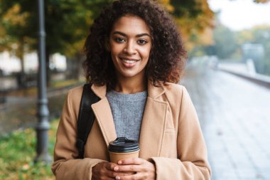 Yürüyüş ceket giyen neşeli genç Afrika kadın