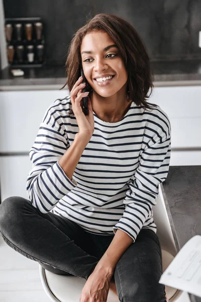 휴대 전화를 사용 하 여 웃는 아프리카 여자 — 스톡 사진