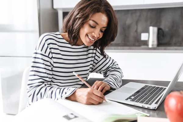 Aantrekkelijke jonge Afrikaanse vrouw met laptopcomputer — Stockfoto