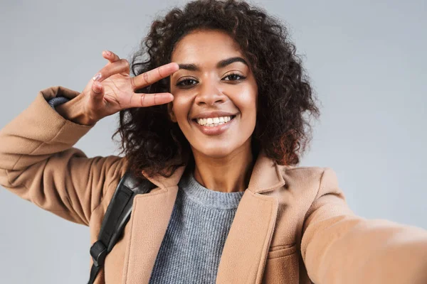 Glada unga afrikanska kvinna som bär päls promenader — Stockfoto