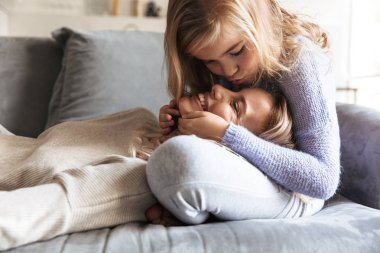 Küçük kız kardeşi olan mutlu kadın kapalı evde eğlenmek.