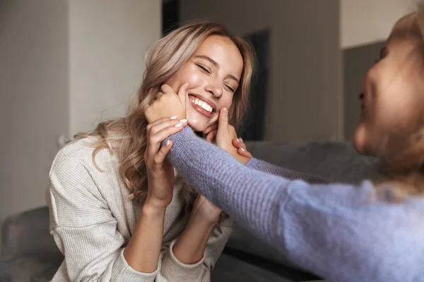 Två rädda flickor systrar soffan hemma inomhus att ha roligt tillsammans. — Stockfoto