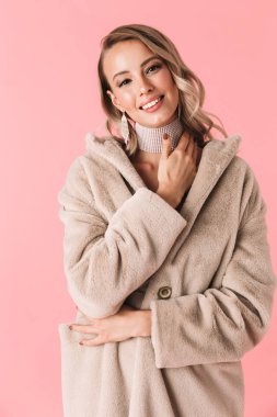 Genç güzel kadın Aksesuar ve takı takan pembe duvar arka plan üzerinde izole poz.