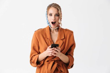 Güzel şok genç kadın cep telefonuyla beyaz arka plan üzerinde izole İpek eşarp.