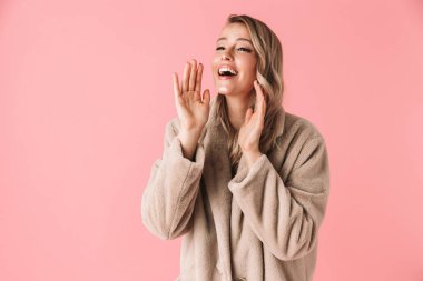 Mutlu genç güzel kadın yüksek sesle arama çığlık pembe duvar arka plan üzerinde izole poz.