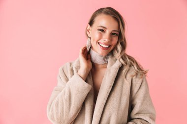 Genç güzel kadın Aksesuar ve takı takan pembe duvar arka plan üzerinde izole poz.