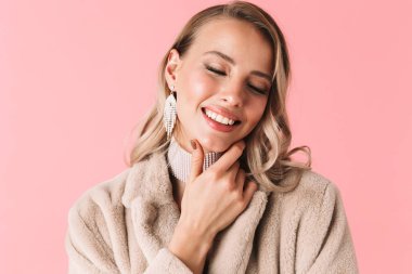 Genç güzel kadın Aksesuar ve takı takan pembe duvar arka plan üzerinde izole poz.