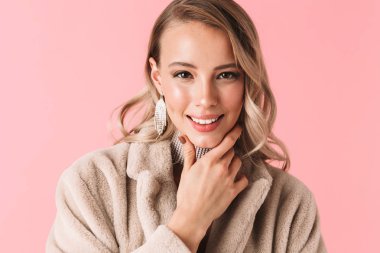 Genç güzel kadın Aksesuar ve takı takan pembe duvar arka plan üzerinde izole poz.