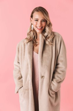 Güzel kadın Aksesuar ve takı takan pembe duvar arka plan üzerinde izole poz.