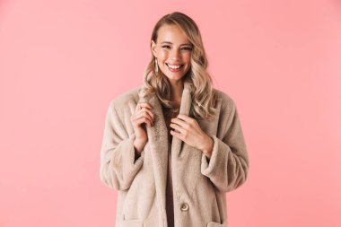 Güzel kadın Aksesuar ve takı takan pembe duvar arka plan üzerinde izole poz.