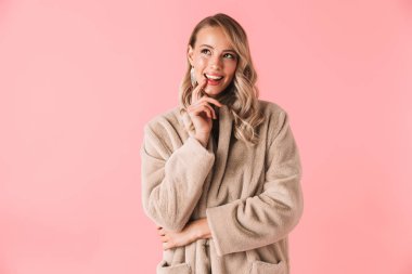 Güzel kadın Aksesuar ve takı takan pembe duvar arka plan üzerinde izole poz.