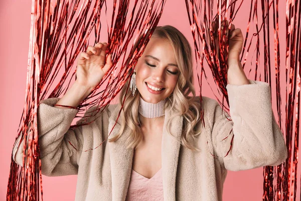 Όμορφη ευτυχισμένη ενθουσιασμένος νεαρή όμορφη γυναίκα θέτοντας απομονωμένες φόντο ροζ τοίχο φορώντας αξεσουάρ και κοσμήματα décor διακοπών. — Φωτογραφία Αρχείου