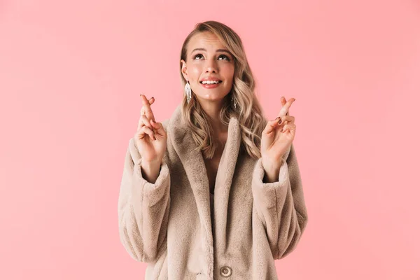 Emocional jovem bonita mulher posando isolado sobre fundo de parede rosa usando acessórios e jóias fazer gesto esperançoso . — Fotografia de Stock