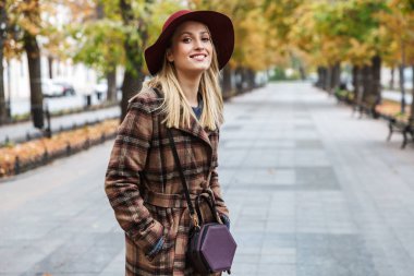 Güzel genç şık sarışın kadın