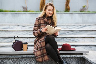 Kat oturma giyen çekici genç kadın