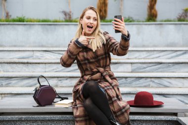 Kat oturma giyen çekici genç kadın