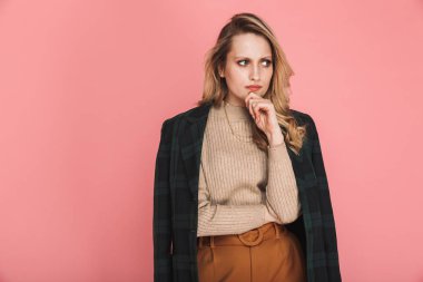 Zarif sarışın kadın 30'lu şık kıyafet düşüncesinde portresi bir