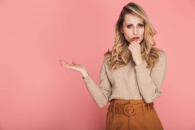 Şık kıyafet gülümseyen içinde baştan çıkarıcı sarışın kadın 30'lu portresi 