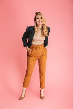 Şık kıyafet gülümseyen içinde çok güzel sarışın kadın 30'lu portresi bir