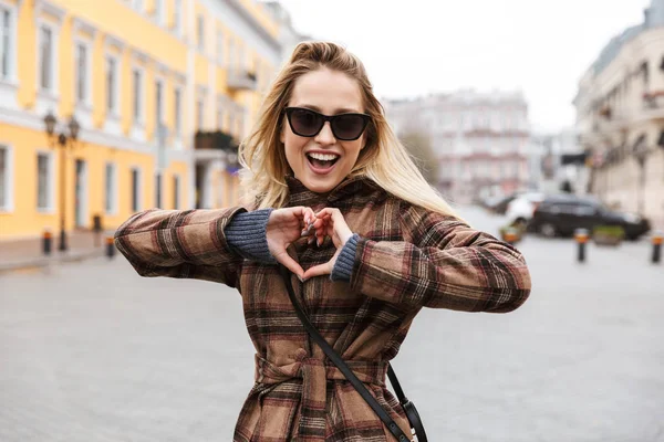 Hermosa joven mujer rubia con estilo —  Fotos de Stock