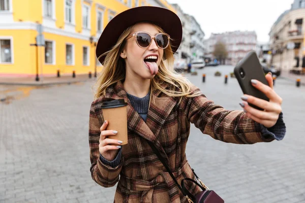 Schöne junge stilvolle blonde Frau — Stockfoto