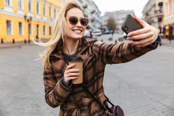 Schöne junge stilvolle blonde Frau — Stockfoto