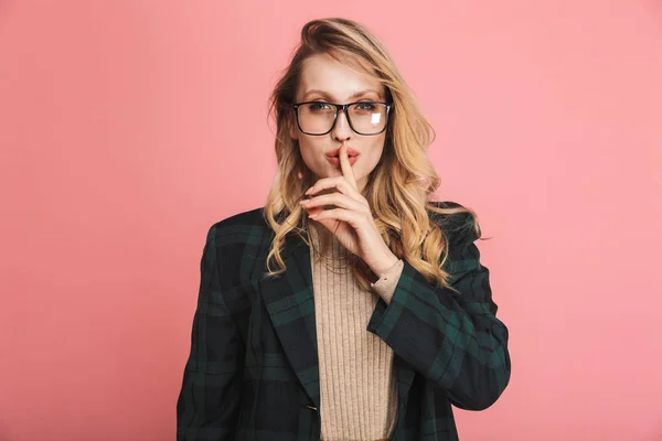 Portret van leuke blonde vrouw 30s in stijlvolle outfit houden finge — Stockfoto