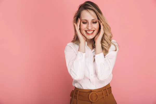 Porträtt av glada blond kvinna 30s i Snygg outfit högintressant han — Stockfoto