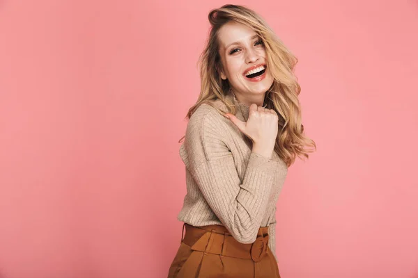 Portret van mooie blonde vrouw 30s in stijlvolle outfit glimlachen — Stockfoto