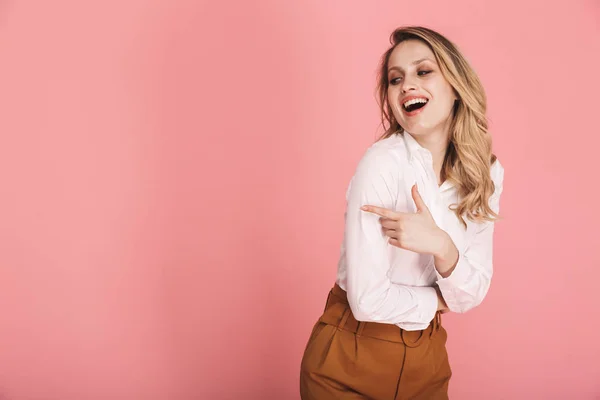 Retrato de mujer rubia glamour 30s en traje elegante sonriendo un —  Fotos de Stock