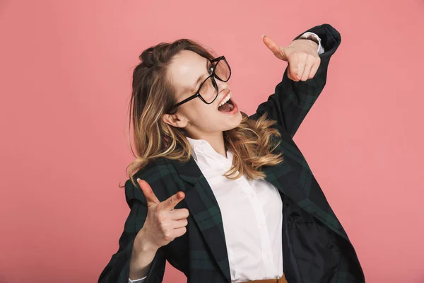 Imagen de la alegre mujer rubia de 30 años en traje elegante y gafas — Foto de Stock