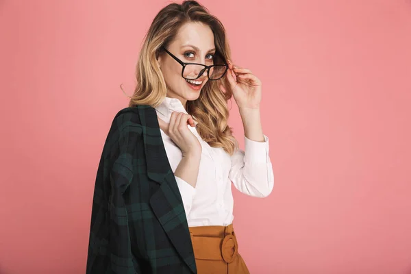 Retrato de mujer rubia hermosa 30s en traje elegante tocando — Foto de Stock