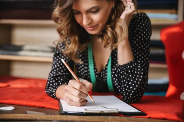 Çalışan gülümseyen güzel terzi kadın