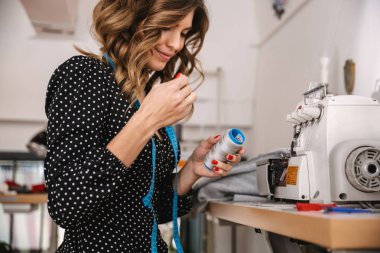 Çalışan gülümseyen güzel terzi kadın