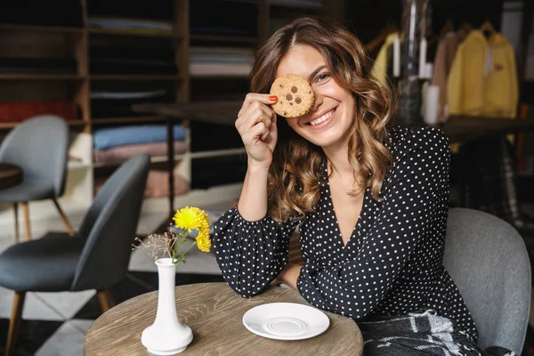 Hermosa joven sentada en el café — Foto de Stock