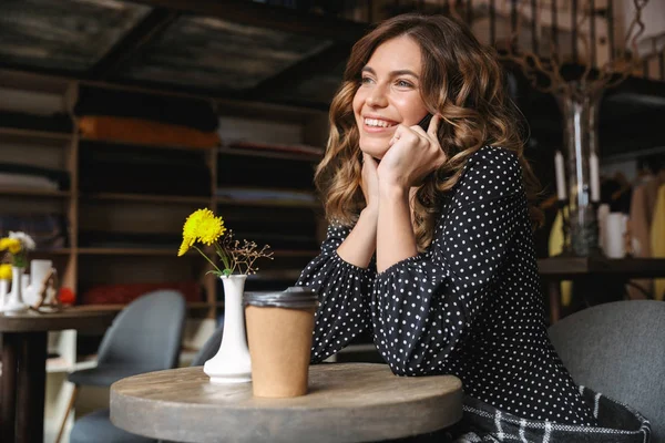 Sorridente giovane donna utilizzando il telefono cellulare — Foto Stock