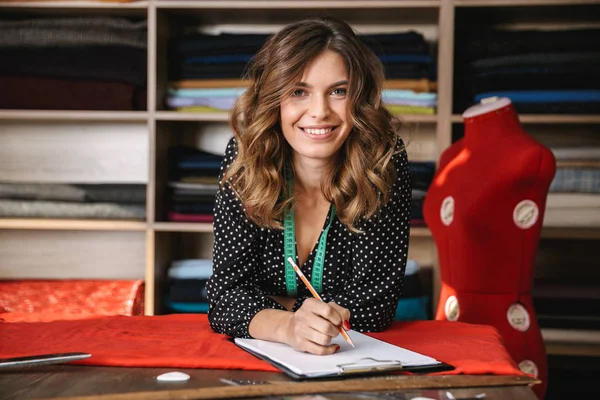 Sorridente bella sarta donna di lavoro — Foto Stock