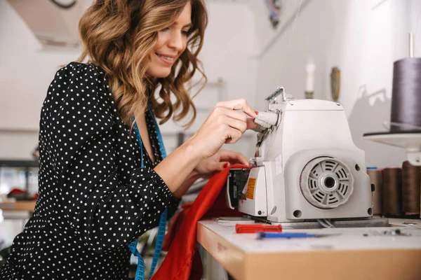 Smiling young woman seamstress working — Stock Photo, Image