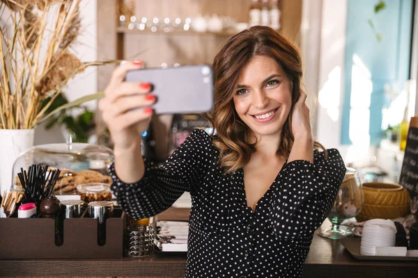 Bella giovane donna trascorrere del tempo al caffè — Foto Stock