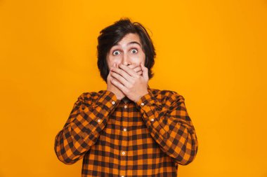 Şaşırmış adam 20'li yaşlarda giyen ekose gömlek onun m kapsayan portresi