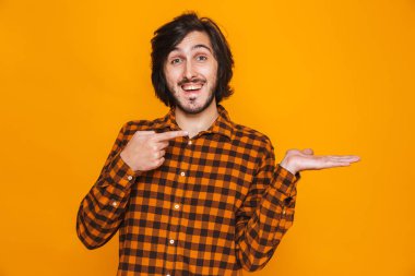 Bıyıklı adam boşaltmak tutan ekose gömlek giymiş portresi 