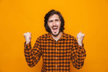 Ekose gömlek sevinçli ve clenc giyen olumlu adam portresi