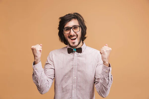 Portret van gelukkig man dragen van bril en strikje balde f — Stockfoto