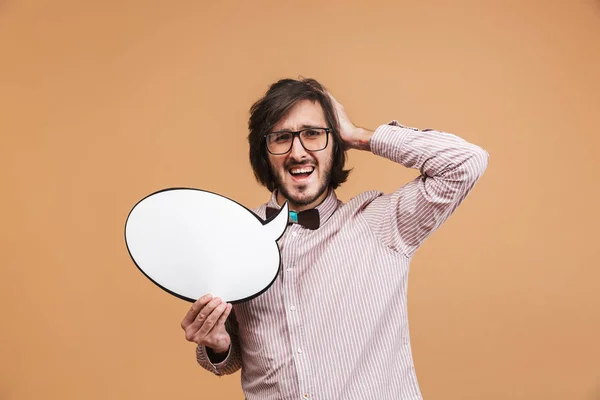 Portrait d'un homme confus de 20 ans portant des lunettes et un nœud papillon — Photo