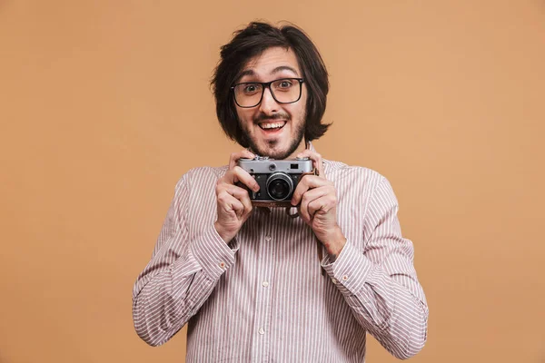 Foto van gelukkig man 20s dragen brillen en strikje photopraph — Stockfoto