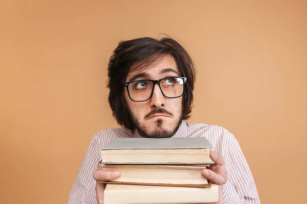 Beeld van jonge nerd man 20s dragen brillen en strikje holdi — Stockfoto