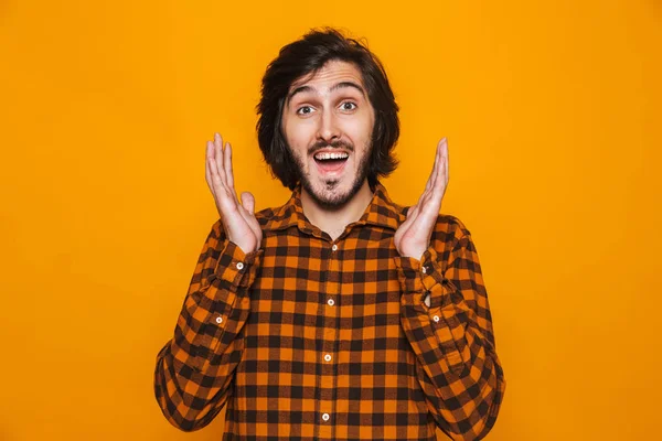 Portret van positieve kerel 20s dragen plaid shirt glimlachend en rai — Stockfoto