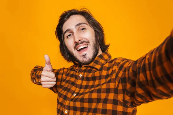 Portret uśmiechający się człowiek ubrany plaid shirt radośni i biorąc — Zdjęcie stockowe