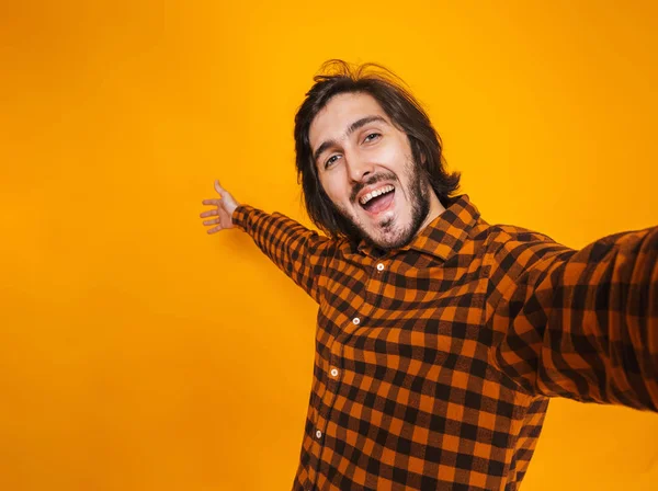 Πορτρέτο του χαρούμενος άνθρωπος που φοράει καρό πουκάμισο πανηγυρισμούς και takin — Φωτογραφία Αρχείου